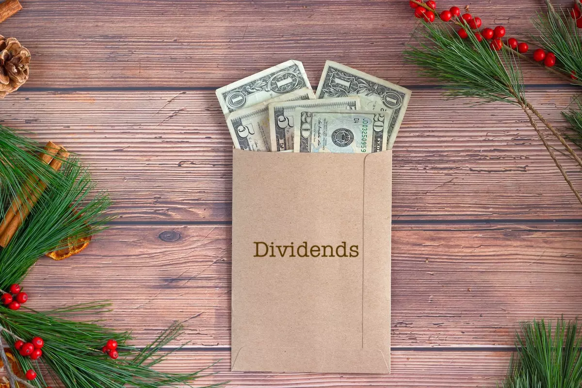 Image of brown envelope labelled 'Dividends', filled with cash.